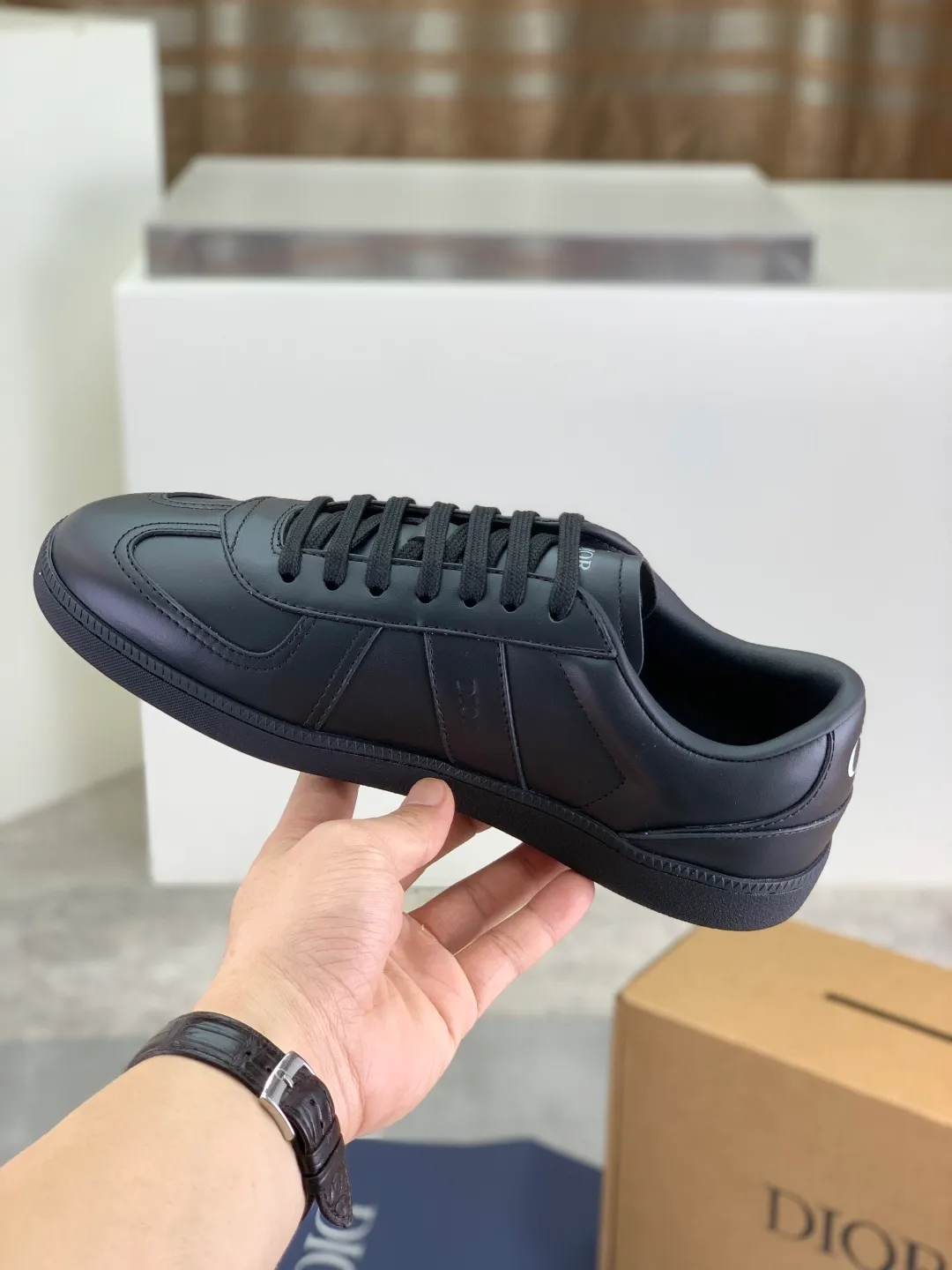 Men's men's shoes 💰P542 New Dior B01 top version of moral training shoes! ! ! White first-layer cowhide, fully oiled upper, original TPU molded outsole. New to the Fall 2025 collection, this sneaker marks the return of Dior’s classic style, reinterpreted in a stylish and elegant silhouette. Crafted from white smooth first-grain cowhide with a tonal silk sheepskin lining, it features the Dior logo on the tongue and inner sides, and a CD icon on the heel. Paired with Tpu anti-slip soles of the same color, it can be matched with various styles to create a sophisticated look.  Code number: 39-45 Complete package with airplane box